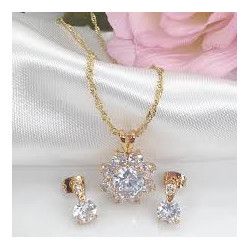 Cadena y aretes bañados en oro.