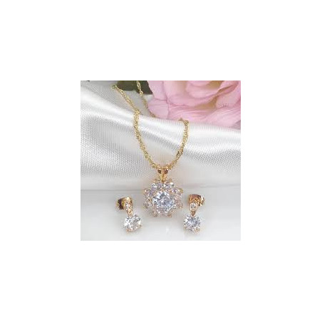 Cadena y aretes bañados en oro.